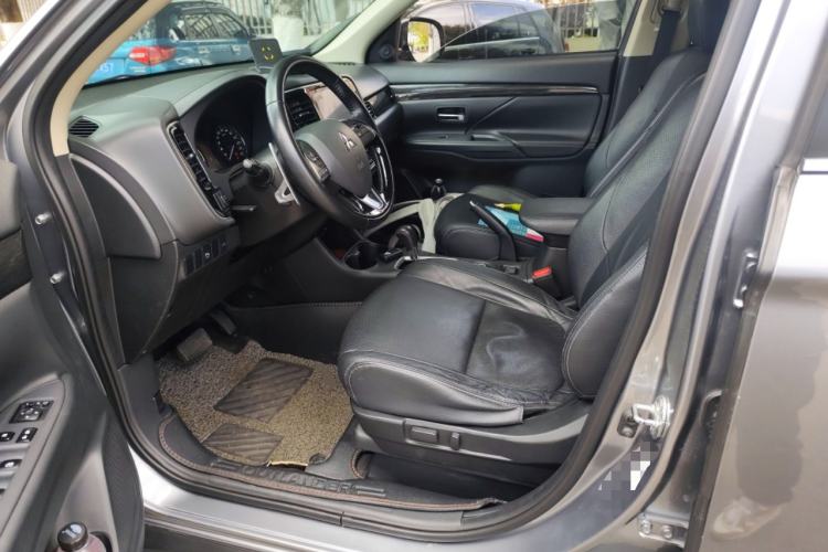 Used Mitsubishi Outlander 2016 2.4L 4x4 Elite Edition 5 Seats Left Front Seat