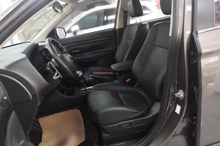 Used Mitsubishi Outlander 2016 2.4L 4x4 Elite Edition 5 Seats Left Front Seat
