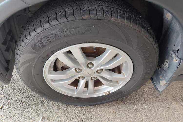 Used Mitsubishi Outlander 2016 2.0L Two-Wheel Drive Comfort Edition 5 Seats Left Front Wheel Hub