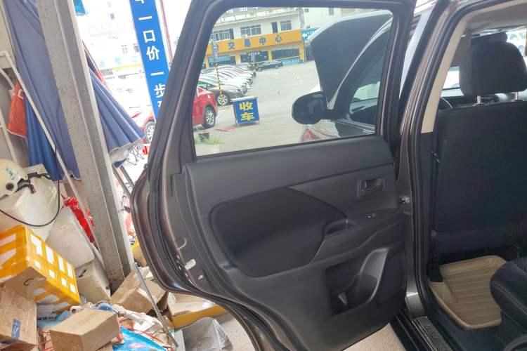Used Mitsubishi Outlander 2016 2.0L Two-Wheel Drive Comfort Edition 5 Seats Left Rear Door Interior
