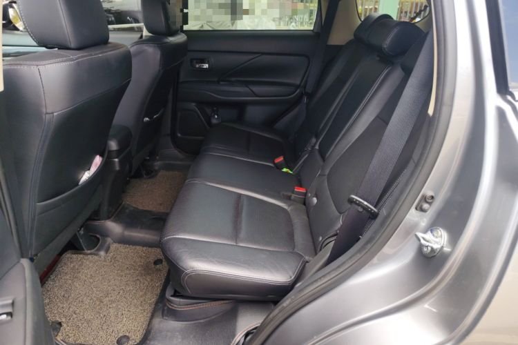 Used Mitsubishi Outlander 2016 2.4L 4x4 Elite Edition 5 Seats Left Rear Seat