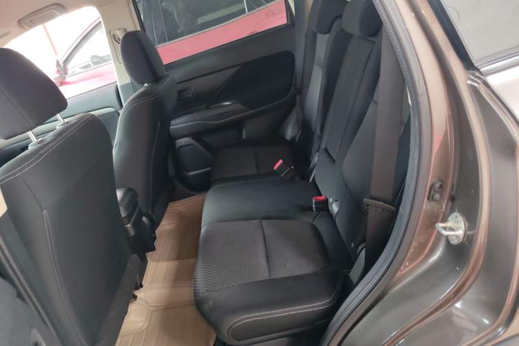 Used Mitsubishi Outlander 2016 2.0L Two-Wheel Drive Comfort Edition 5 Seats Left Rear Seat