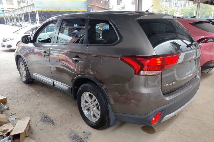 Used Mitsubishi Outlander 2016 2.0L Two-Wheel Drive Comfort Edition 5 Seats Left Side