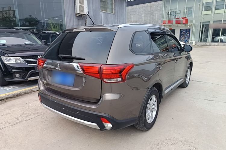 Used Mitsubishi Outlander 2016 2.0L Two-Wheel Drive Value Edition 5 Seats Rear Right 45 Deg