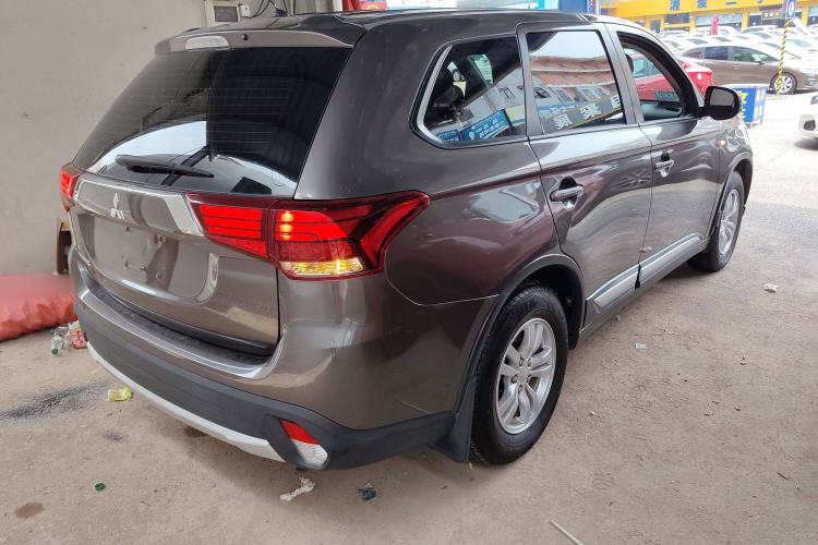 Used Mitsubishi Outlander 2016 2.0L Two-Wheel Drive Comfort Edition 5 Seats Rear Right 45 Deg