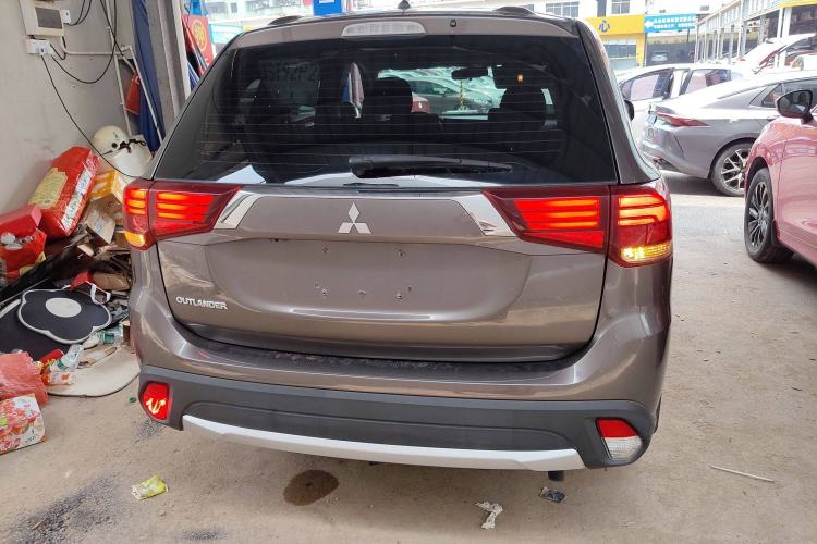 Used Mitsubishi Outlander 2016 2.0L Two-Wheel Drive Comfort Edition 5 Seats Rear