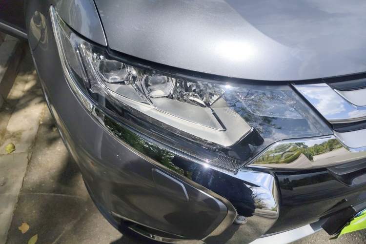 Used Mitsubishi Outlander 2016 2.4L 4x4 Elite Edition 5 Seats Right Front Headlight