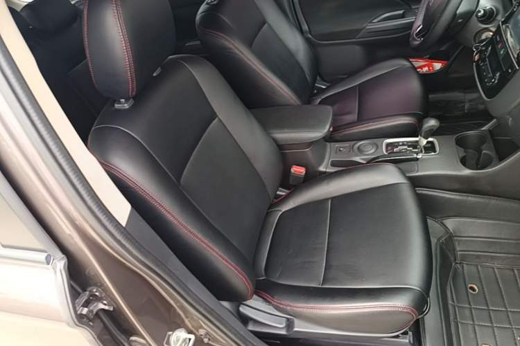 Used Mitsubishi Outlander 2016 2.0L Two-Wheel Drive Value Edition 5 Seats Right Front Seat