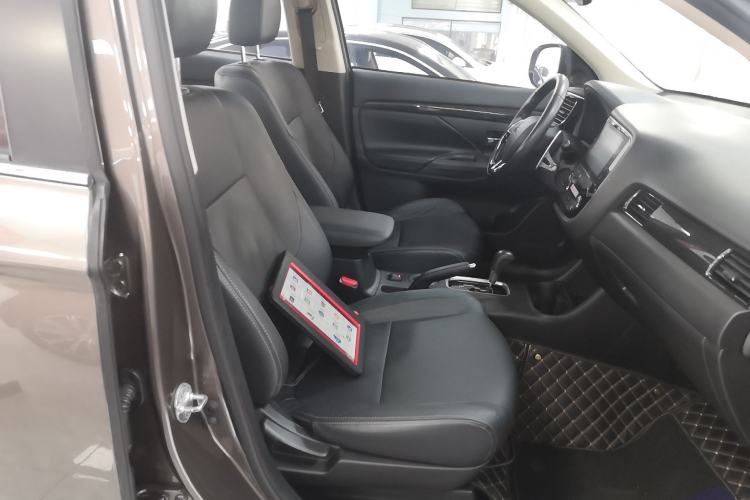 Used Mitsubishi Outlander 2016 2.4L 4x4 Elite Edition 5 Seats Right Front Seat