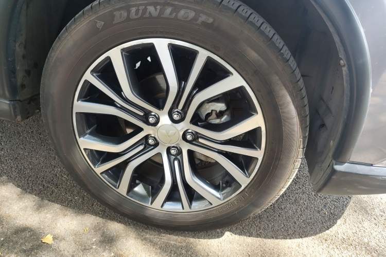 Used Mitsubishi Outlander 2016 2.4L 4x4 Elite Edition 5 Seats Right Front Wheel Hub