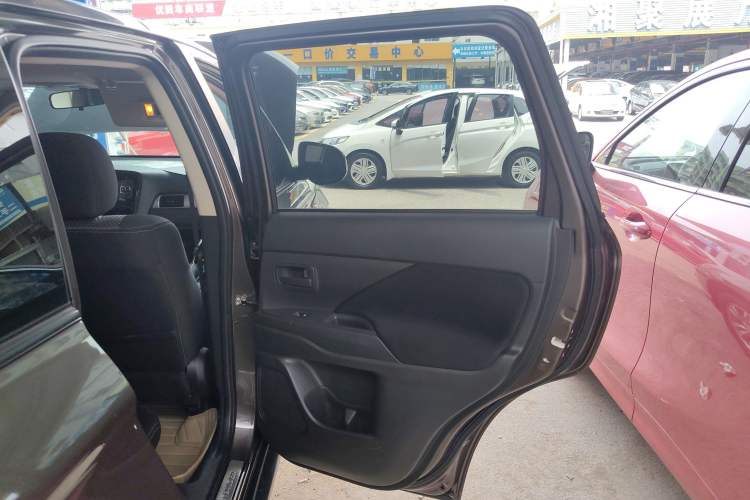 Used Mitsubishi Outlander 2016 2.0L Two-Wheel Drive Comfort Edition 5 Seats Right Rear Door Interior
