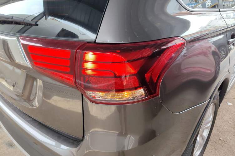 Used Mitsubishi Outlander 2016 2.0L Two-Wheel Drive Comfort Edition 5 Seats Right Rear Taillight