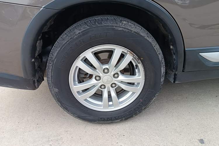 Used Mitsubishi Outlander 2016 2.0L Two-Wheel Drive Value Edition 5 Seats Right Rear Wheel Hub
