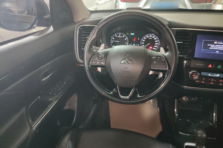 Used Mitsubishi Outlander 2016 2.4L 4x4 Luxury Edition 7-Seater Steering Wheel