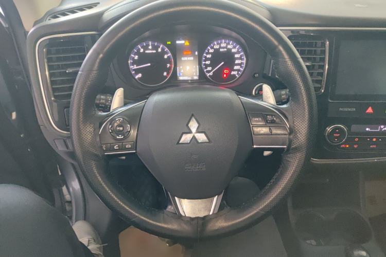 Used Mitsubishi Outlander 2016 2.4L 4x4 Elite Edition 5 Seats Steering Wheel