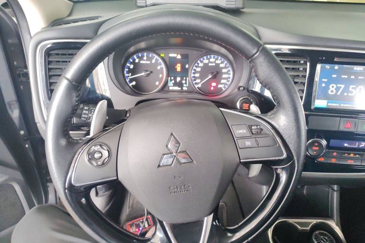 Used Mitsubishi Outlander 2016 2.4L 4x4 Elite Edition 5 Seats Steering Wheel