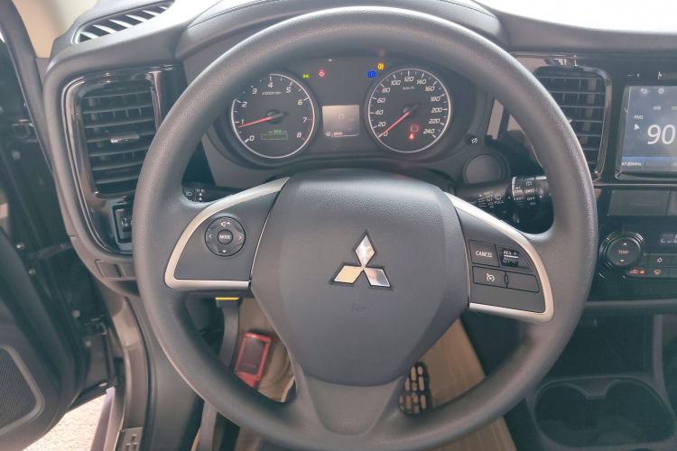 Used Mitsubishi Outlander 2016 2.0L Two-Wheel Drive Comfort Edition 5 Seats Steering Wheel
