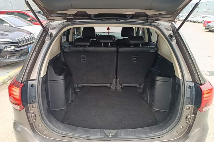 Used Mitsubishi Outlander 2016 2.0L Two-Wheel Drive Value Edition 5 Seats Trunk