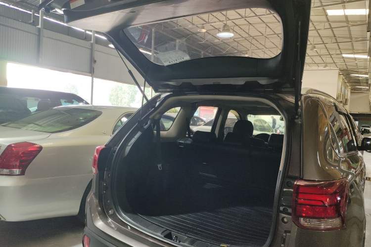 Used Mitsubishi Outlander 2016 2.4L 4x4 Luxury Edition 7-Seater Trunk