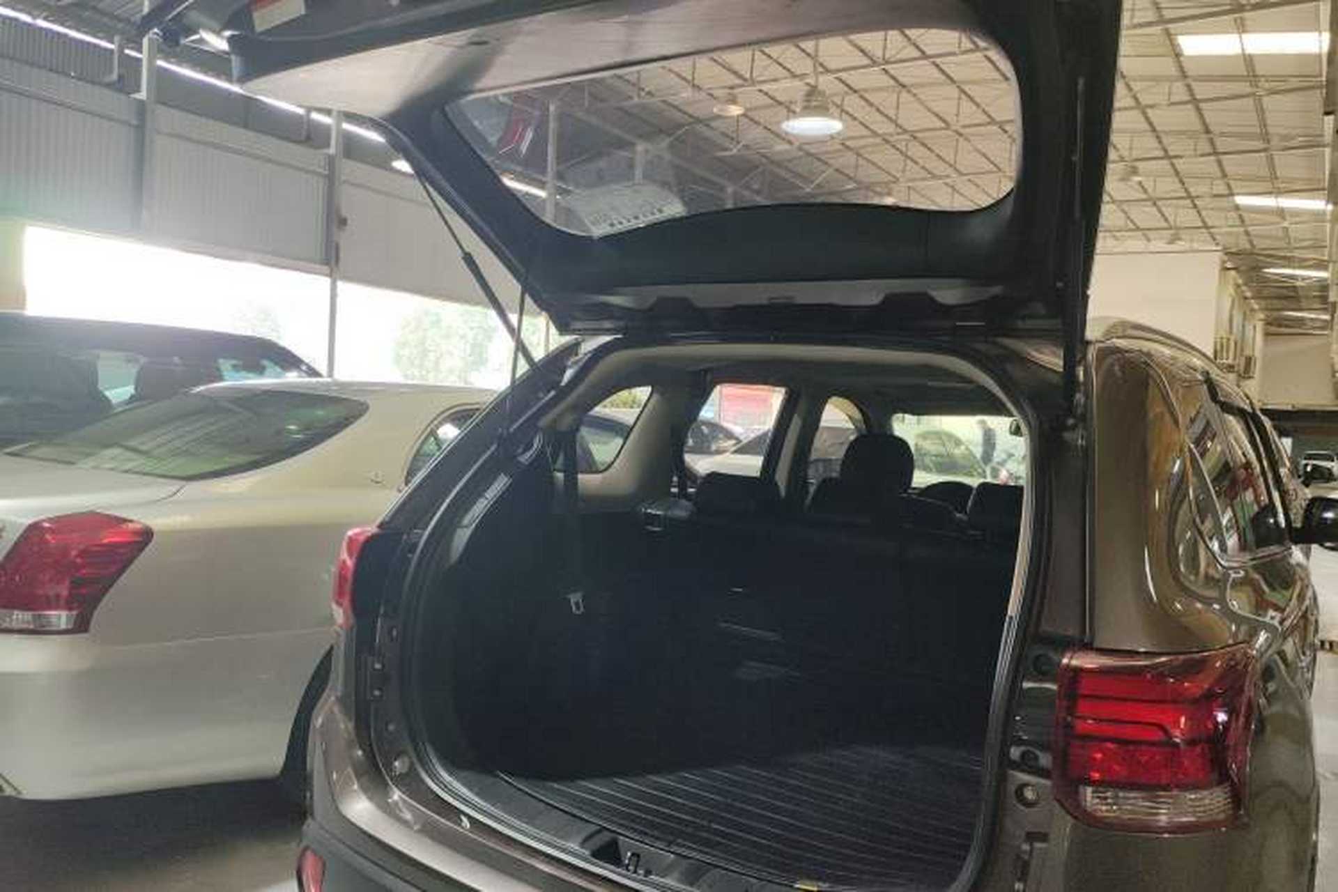 Used Mitsubishi Outlander 2016 2.4L 4x4 Luxury Edition 7-Seater Trunk