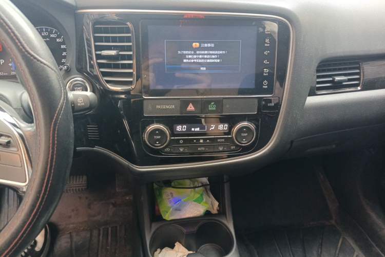 Used Mitsubishi Outlander 2016 2.4L 4x4 Elite Edition 5 Seats Audio And AC Panel