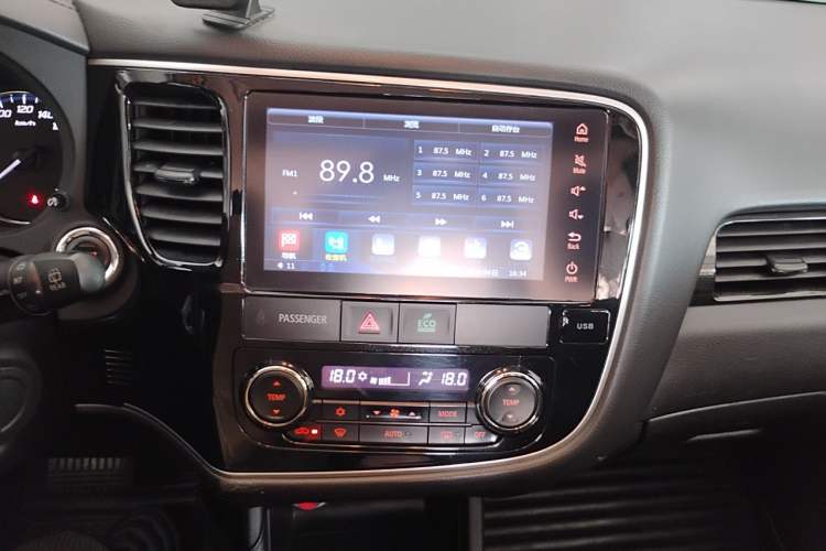 Used Mitsubishi Outlander 2016 2.4L 4x4 Elite Edition 5 Seats Audio And AC Panel