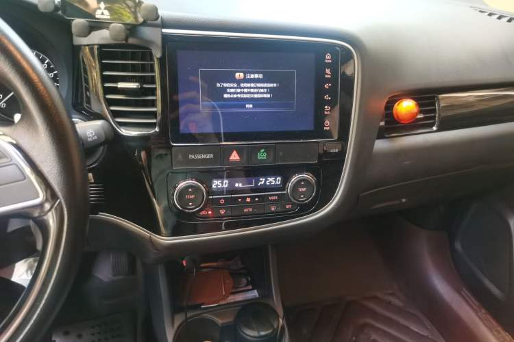 Used Mitsubishi Outlander 2016 2.4L 4x4 Elite Edition 5 Seats Audio And AC Panel
