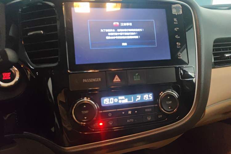 Used Mitsubishi Outlander 2016 2.4L 4x4 Elite Edition 5 Seats Audio And AC Panel