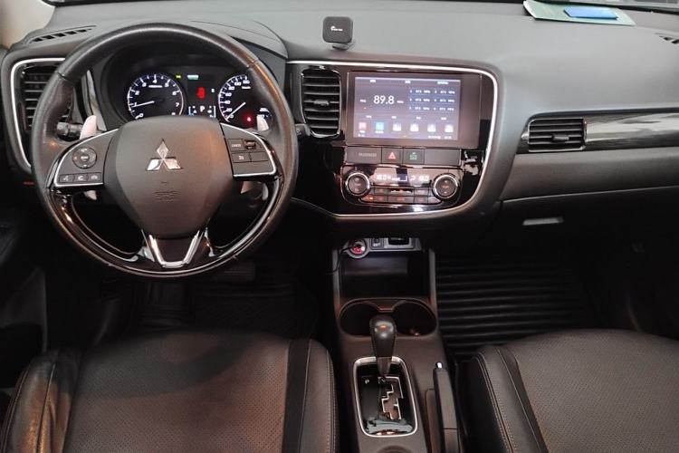 Used Mitsubishi Outlander 2016 2.4L 4x4 Elite Edition 5 Seats Center Console