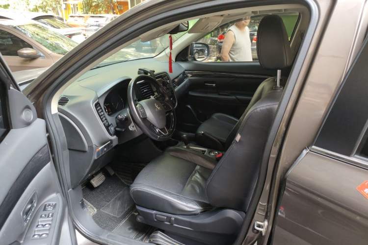Used Mitsubishi Outlander 2016 2.4L 4x4 Elite Edition 5 Seats Driver Seat