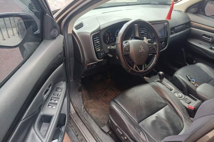 Used Mitsubishi Outlander 2016 2.4L 4x4 Elite Edition 5 Seats Driver Seat
