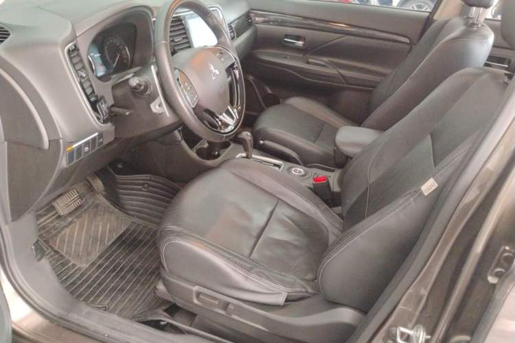 Used Mitsubishi Outlander 2016 2.4L 4x4 Elite Edition 5 Seats Driver Seat