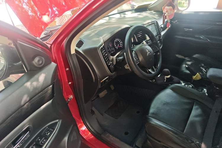 Used Mitsubishi Outlander 2016 2.4L 4x4 Elite Edition 5 Seats Driver Seat