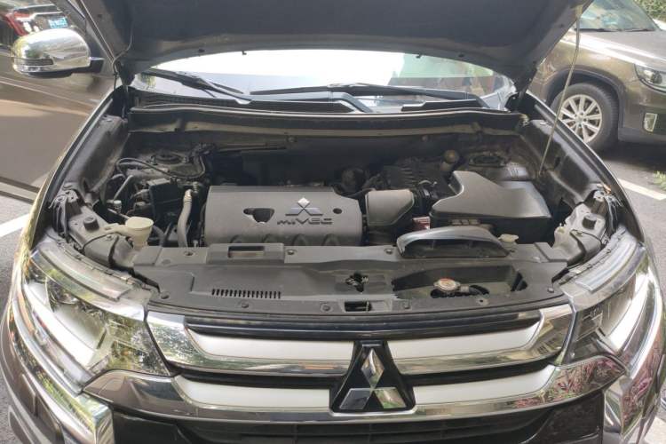Used Mitsubishi Outlander 2016 2.4L 4x4 Elite Edition 5 Seats Engine Bay