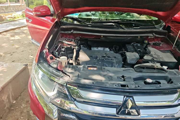 Used Mitsubishi Outlander 2016 2.4L 4x4 Elite Edition 5 Seats Engine Bay Right