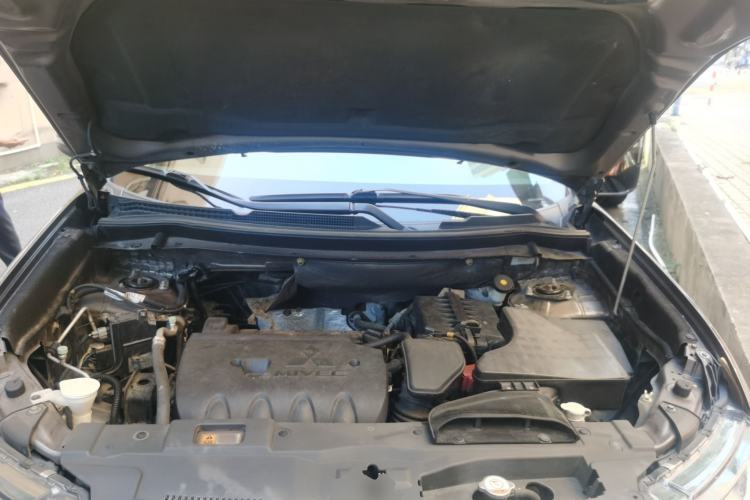 Used Mitsubishi Outlander 2016 2.4L 4x4 Elite Edition 5 Seats Engine Bay