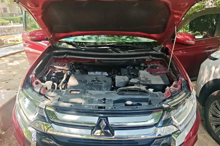 Used Mitsubishi Outlander 2016 2.4L 4x4 Elite Edition 5 Seats Engine Bay
