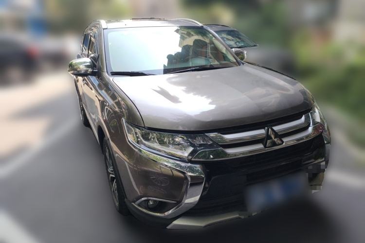 Used Mitsubishi Outlander 2016 2.4L 4x4 Elite Edition 5 Seats Front Right 45 Deg