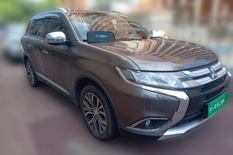 Used Mitsubishi Outlander 2016 2.4L 4x4 Elite Edition 5 Seats Front Right 45 Deg
