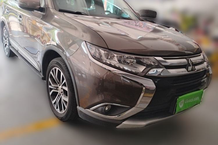Used Mitsubishi Outlander 2016 2.4L 4x4 Elite Edition 5 Seats Front Right 45 Deg
