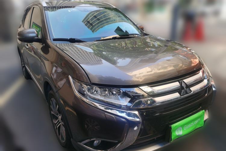Used Mitsubishi Outlander 2016 2.4L 4x4 Elite Edition 5 Seats Front Right 45 Deg