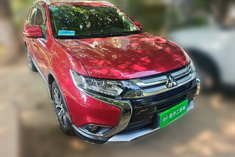 Used Mitsubishi Outlander 2016 2.4L 4x4 Elite Edition 5 Seats Front Right 45 Deg