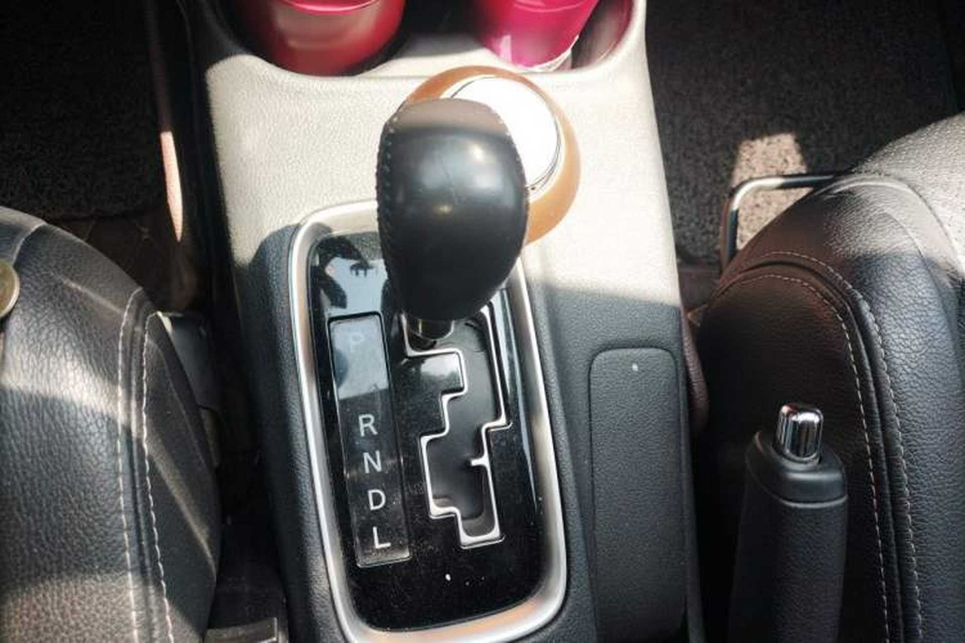 Used Mitsubishi Outlander 2016 2.4L 4x4 Luxury Edition 7-Seater Gear Lever