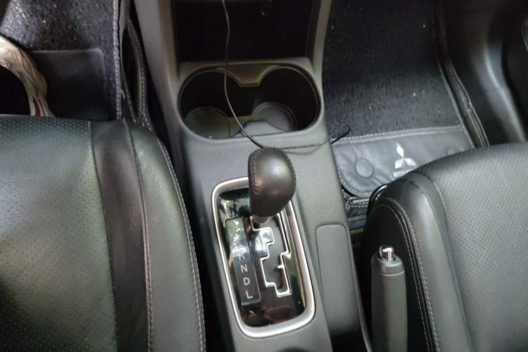 Used Mitsubishi Outlander 2016 2.4L 4x4 Elite Edition 5 Seats Gear Lever
