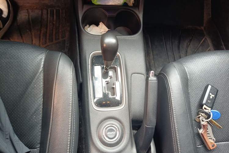 Used Mitsubishi Outlander 2016 2.4L 4x4 Elite Edition 5 Seats Gear Lever