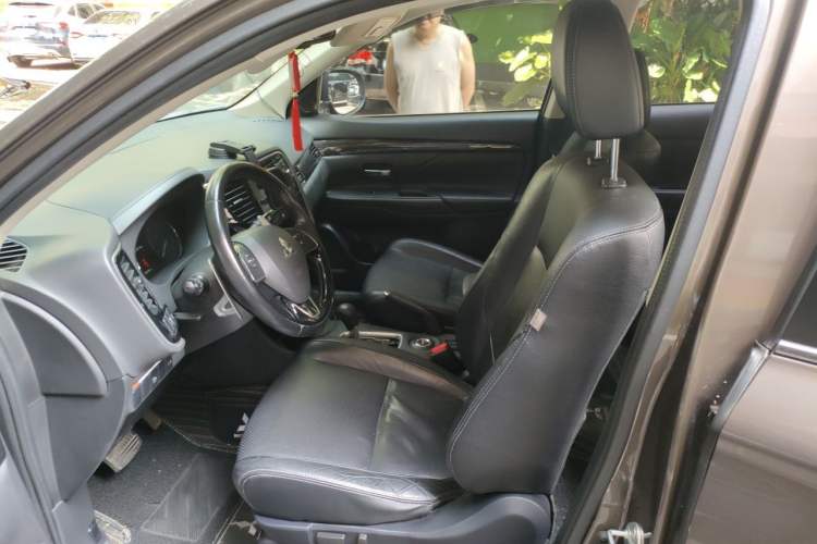 Used Mitsubishi Outlander 2016 2.4L 4x4 Elite Edition 5 Seats Left Front Seat