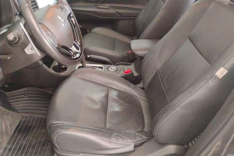 Used Mitsubishi Outlander 2016 2.4L 4x4 Elite Edition 5 Seats Left Front Seat