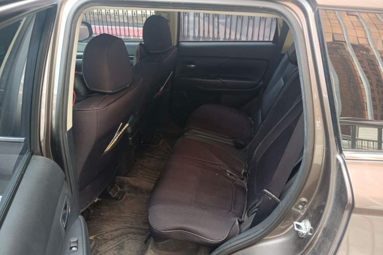 Used Mitsubishi Outlander 2016 2.4L 4x4 Elite Edition 5 Seats Left Rear Seat