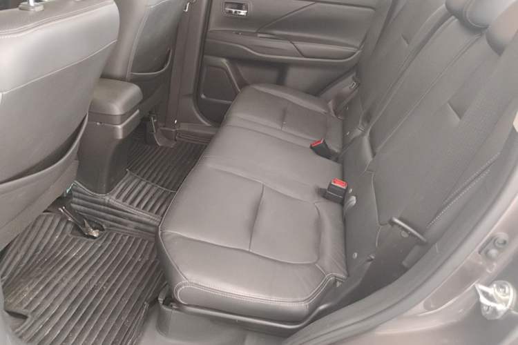 Used Mitsubishi Outlander 2016 2.4L 4x4 Elite Edition 5 Seats Left Rear Seat