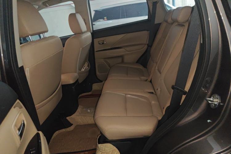 Used Mitsubishi Outlander 2016 2.4L 4x4 Elite Edition 5 Seats Left Rear Seat